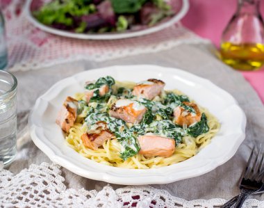 Somon ve kremalı ıspanak soslu makarna