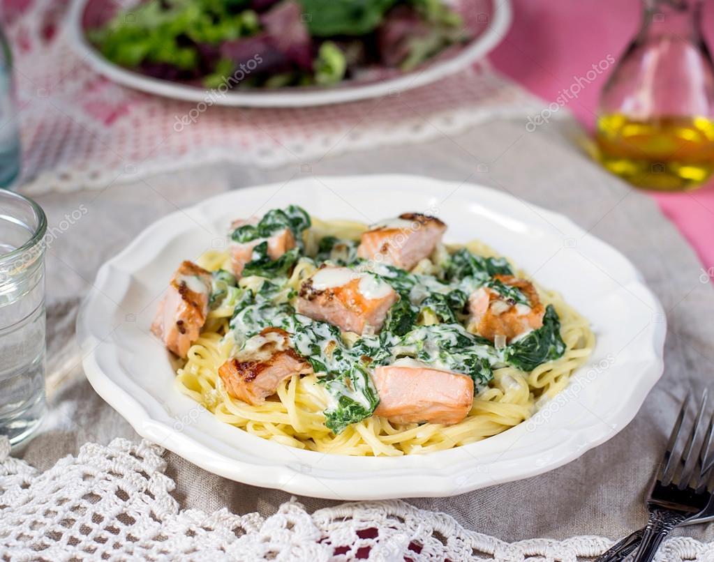 Pasta with salmon and creamy spinach sauce