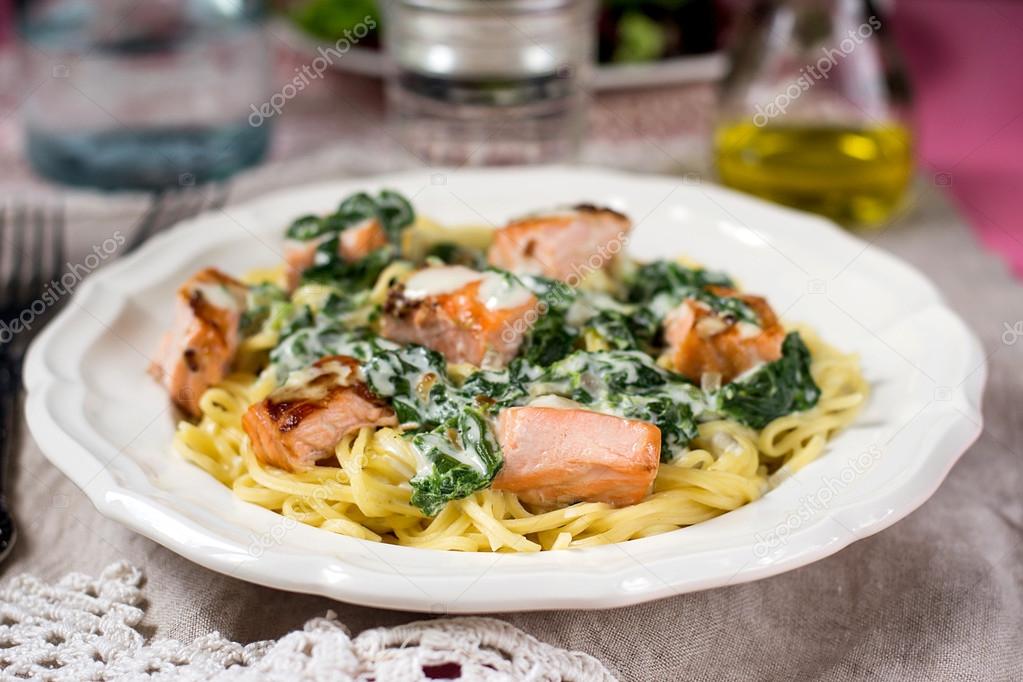 Pasta with salmon and creamy spinach sauce