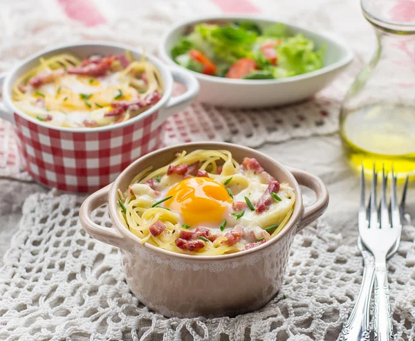 Gebakken pasta spaghetti carbonara met eigeel, kaas en spek — Stockfoto