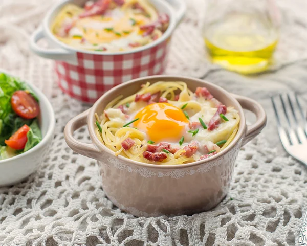 Ugnsbakad pasta spaghetti carbonara med äggula, ost och bacon — Stockfoto