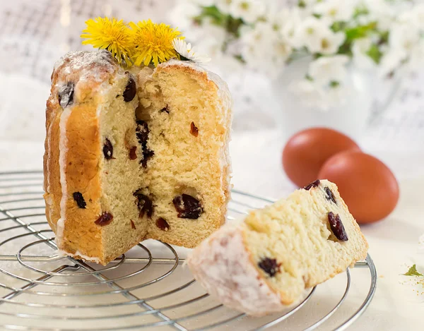 Orosz Húsvét sütemény Kulich mazsola és a szárított cseresznye — Stock Fotó