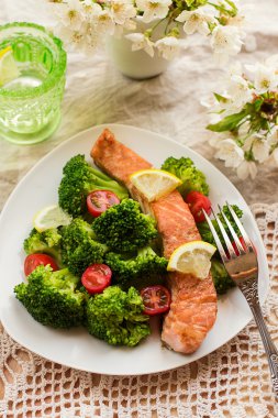 Brokoli ve domates ile Somon teriyaki