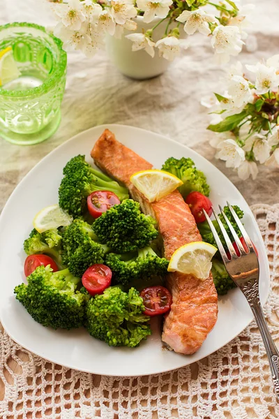 Teriyaki de salmão com brócolis e tomate — Fotografia de Stock