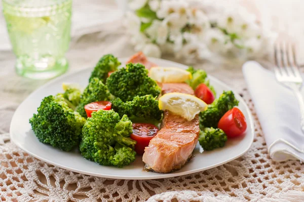 Salmon teriyaki with broccoli and tomatoes — Stock Photo, Image