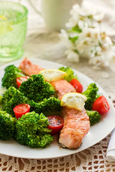 Salmon teriyaki with broccoli and tomatoes — Stock Photo, Image