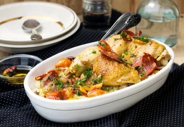 Tatlı biber, soğan, domates ve chorizo ile tavuk güveç