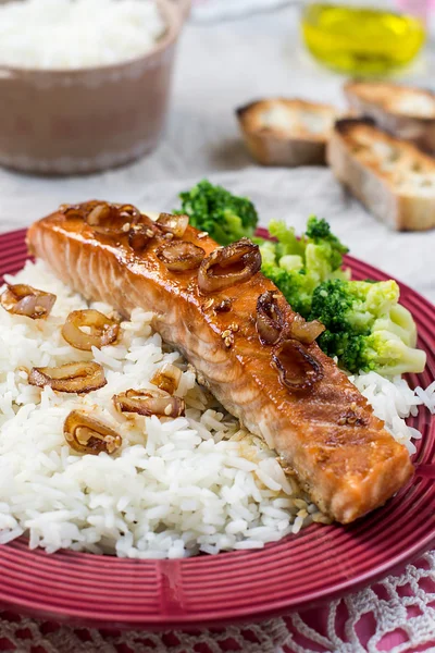 Maple glazed salmon with caramelized onions and rice — Stock Photo, Image