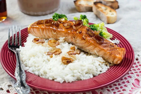 Maple glazed salmon with caramelized onions and rice — Stock Photo, Image