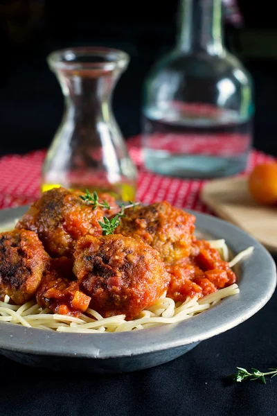 Мясо из говядины с томатным соусом и макаронами — стоковое фото