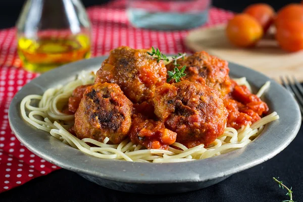 Albóndigas de res con salsa de tomate y pasta — Foto de Stock