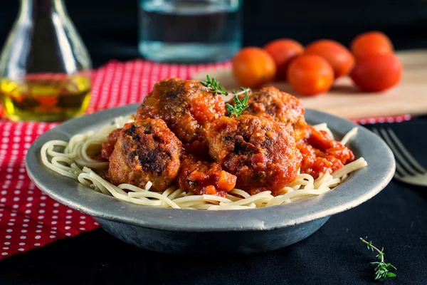 Almôndegas de carne com molho de tomate e massa — Fotografia de Stock