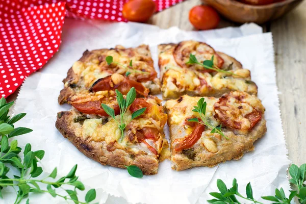 Пицца из цельной пшеницы с помидорами, сыром и травами — стоковое фото