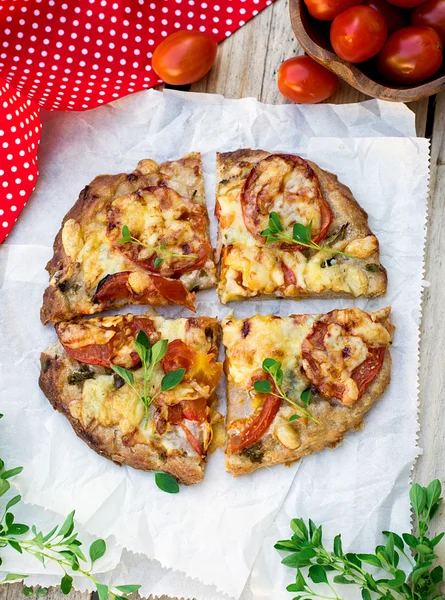 Volkoren pizza met tomaten, kaas en kruiden — Stockfoto