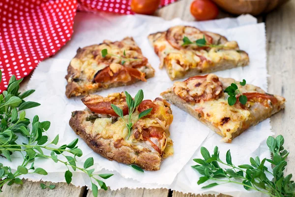 Volkoren pizza met tomaten, kaas en kruiden — Stockfoto