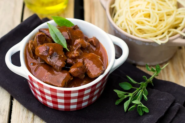 Guisado de carne goulash com molho — Fotografia de Stock