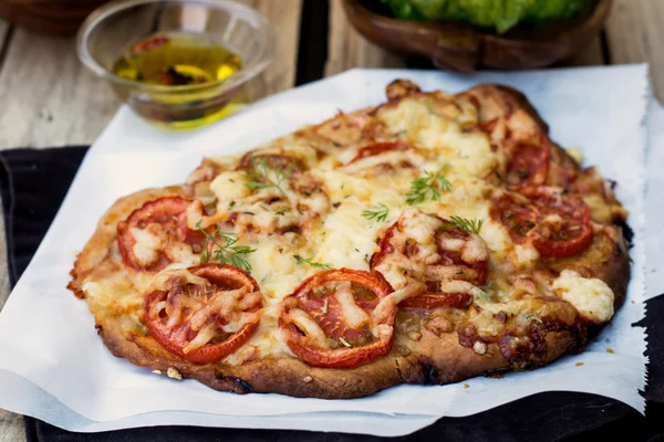 Pizza stijl pie met tomaten, kaas en kruiden — Stockfoto