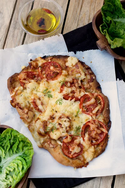 Pizzakuchen mit Tomaten, Käse und Kräutern — Stockfoto