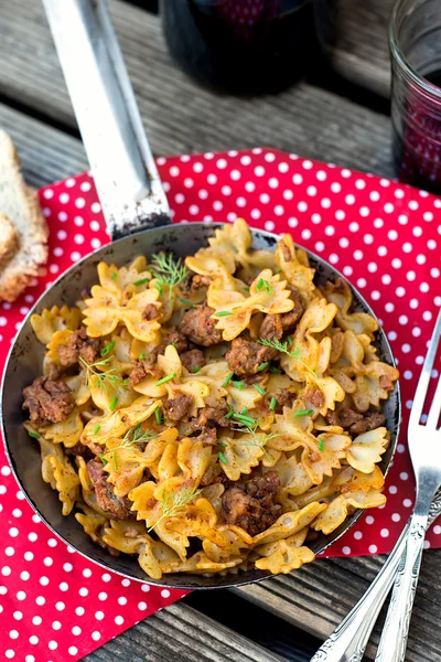 Pasta con carne molida y salsa de tomate a la boloñesa — Foto de Stock