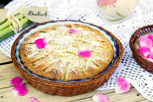 Torta di rabarbaro con zucchero a velo e petali di rosa — Foto Stock