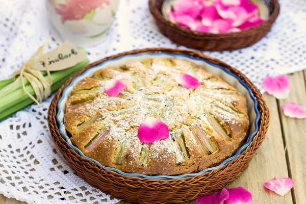 Rabarber taart met poedersuiker en rozenblaadjes — Stockfoto