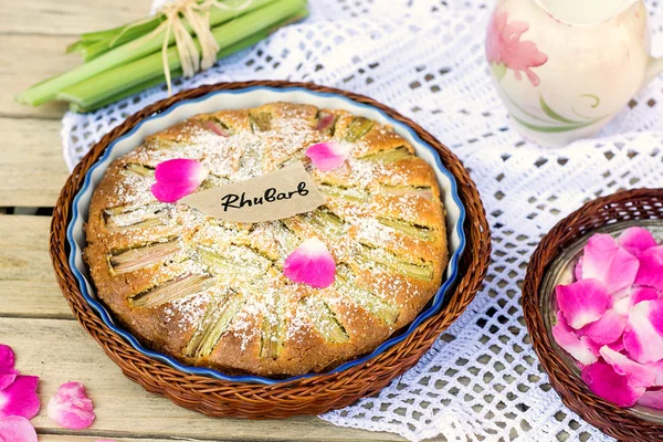 Rabarber taart met poedersuiker en rozenblaadjes — Stockfoto