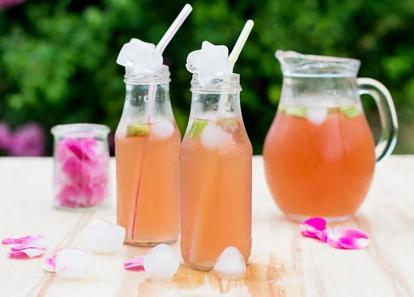 Ravent hibiscus buzlu çay bahçesinde gül yaprakları ile