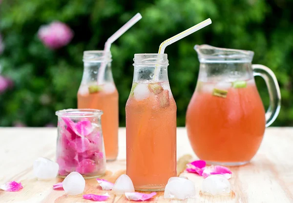 Thé glacé à l'hibiscus de rhubarbe aux pétales de rose dans le jardin — Photo