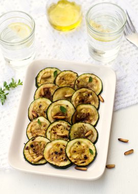 zeytin yağı ve çam ile ızgara kabak kabak meze 