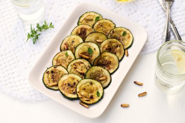 zeytin yağı ve çam ile ızgara kabak kabak meze 