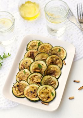 zeytin yağı ve çam ile ızgara kabak kabak meze 