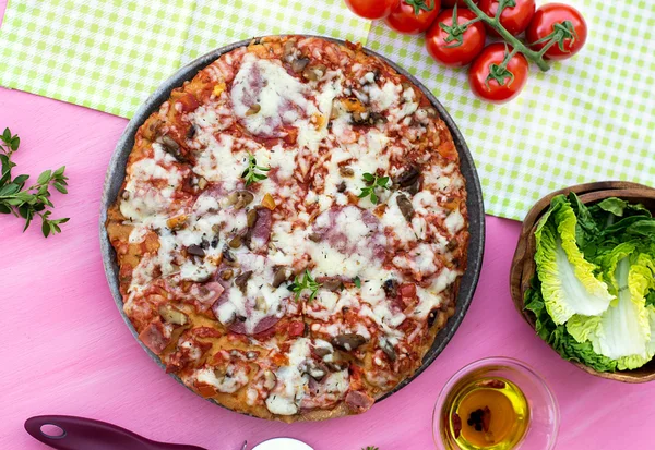 American style pizza with salami and mushrooms — Stockfoto
