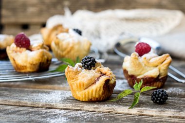 Ahududu ve böğürtlen pasta çikolata ile