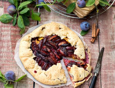 Erik ve tarçın ile rustik Galette'ye meyve tart