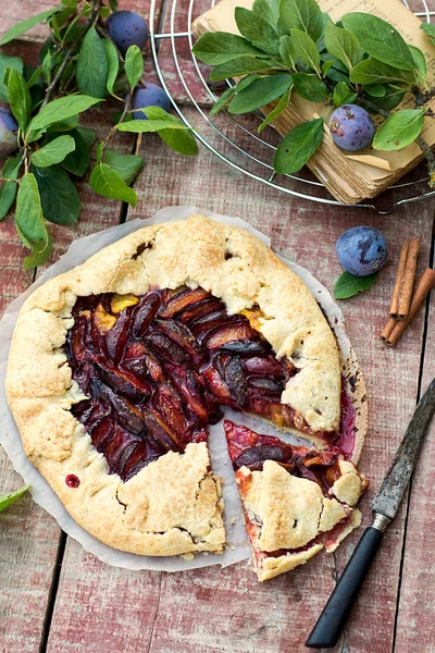 Rustieke galette groenten taart met pruimen en kaneel — Stockfoto