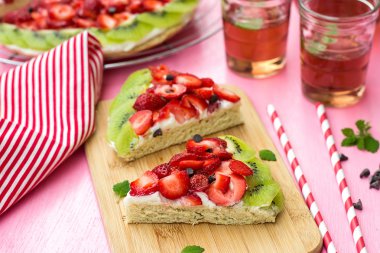 Sünger kek çilek ve Kivi Karpuz şeklinde