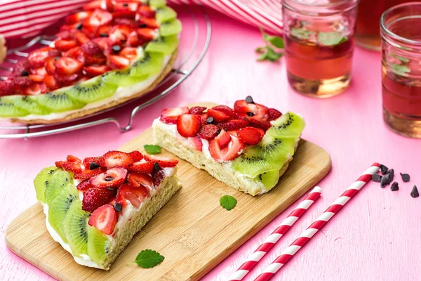 Sockerkaka med jordgubbar och kiwi i form av vattenmelon — Stockfoto