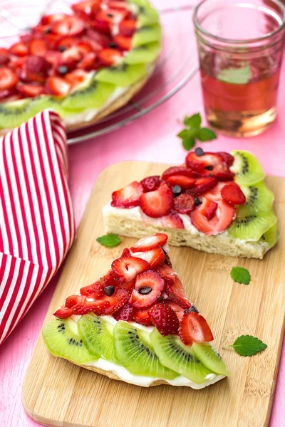 Sockerkaka med jordgubbar och kiwi i form av vattenmelon — Stockfoto
