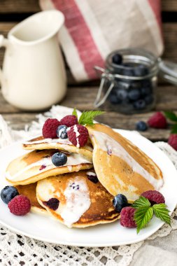 Ahududu ve yaban mersini ile ev yapımı kek