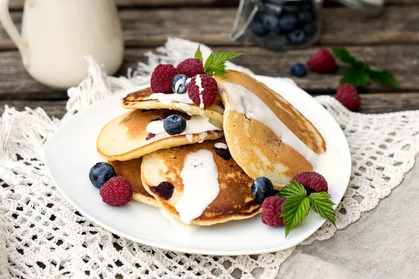 Tortitas caseras con frambuesas y arándanos — Foto de Stock