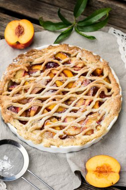 Şeftali ve tarçın ile Crostata pasta