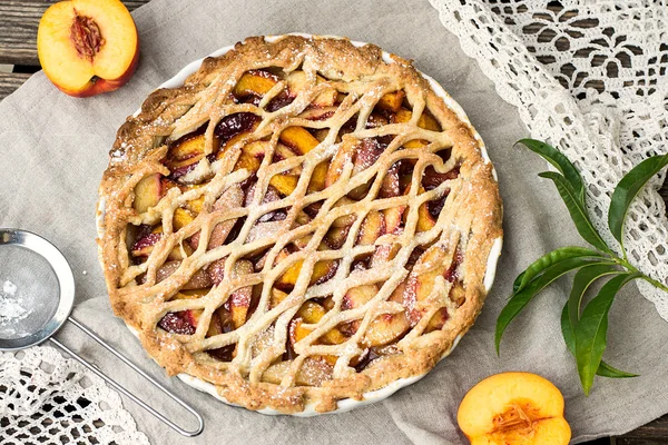 Crostata pie met perziken en kaneel — Stockfoto