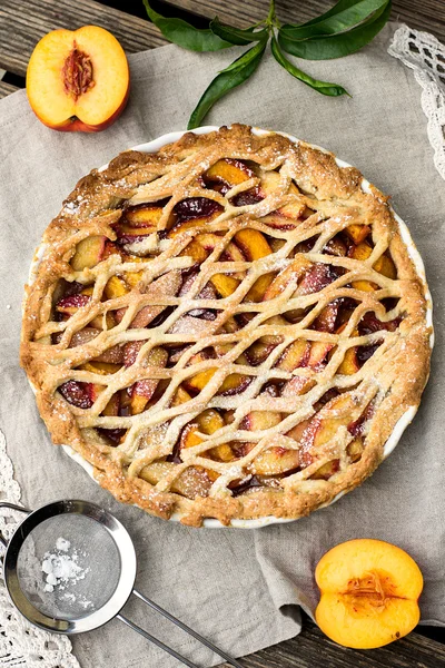 Пирог с персиками и корицей — стоковое фото