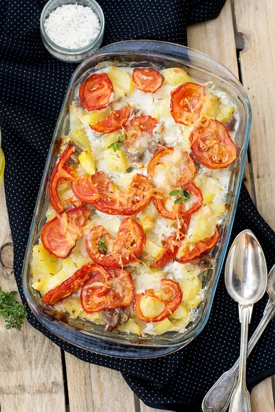 Potatis och fläskkött gratäng med tomater — Stockfoto