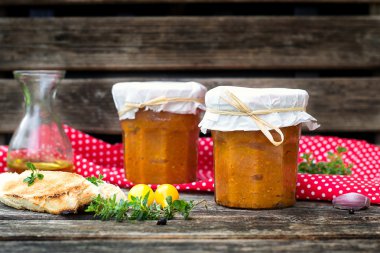 Kabak kabak havyar havuç ve domates ile