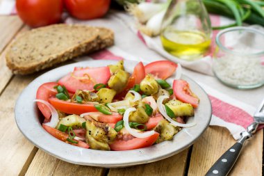 Patlıcan, domates, soğan ile sıcak sonbahar salatası