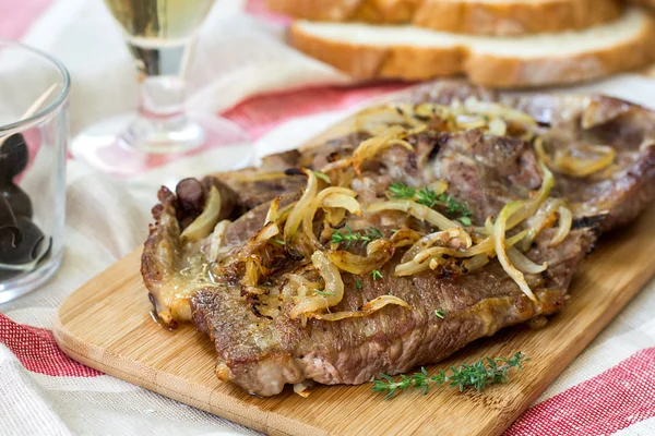 Karamelize soğan ile kızarmış domuz pirzolası