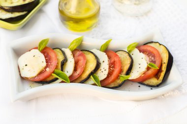 Domates, mozzarella ve patlıcan Caprese salatası