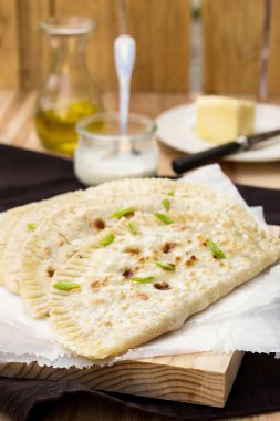 Tatar etli börek kıyma ve peynir ile