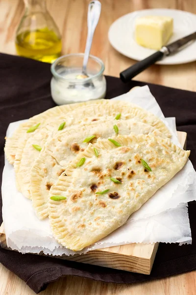 Tatar etli börek kıyma ve peynir ile